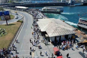 Kurban Bayramı’nın ikinci gününde Eminönü’nde hareketlilik