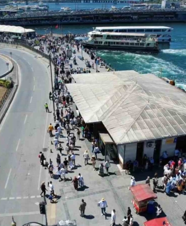 Kurban Bayramı’nın ikinci gününde Eminönü’nde hareketlilik