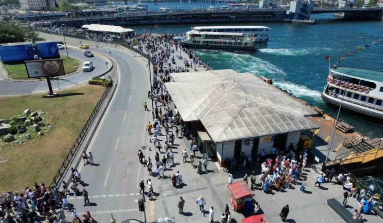 Kurban Bayramı’nın ikinci gününde Eminönü’nde hareketlilik