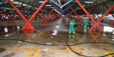 Kurban kesim yerlerinde gün boyu temizlik