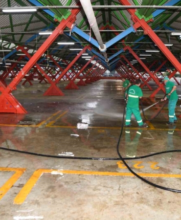 Kurban kesim yerlerinde gün boyu temizlik