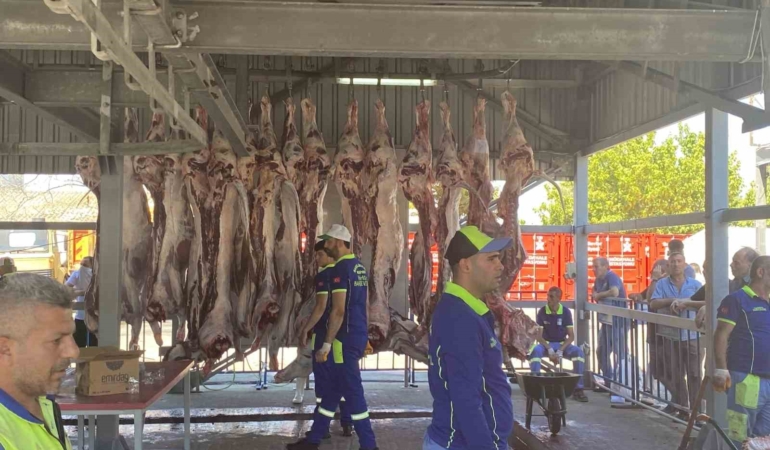Kurban kesimi bayramın ikinci gününde de sürüyor
