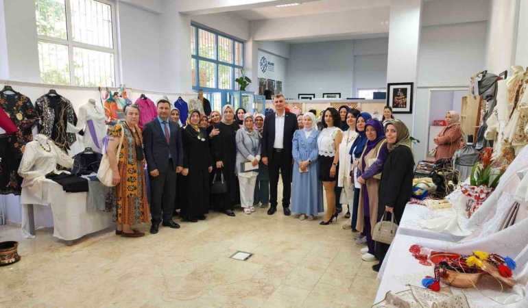 Kursiyerler eserlerini sergiledi