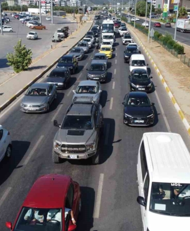 Kuzey Ege’deki tatil merkezlerinde trafikte uzun araç kuyrukları oluşuyor