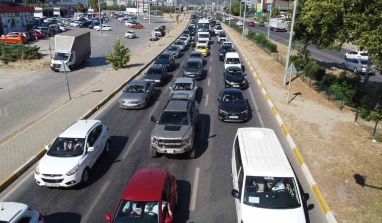 Kuzey Ege’deki tatil merkezlerinde trafikte uzun araç kuyrukları oluşuyor