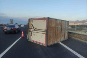 Lastiği patlayan kamyonet yola devrildi