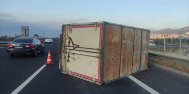 Lastiği patlayan kamyonet yola devrildi