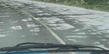 Mahya Dağı’nda doluya yakalanan araçlar benzinliğe sığındı