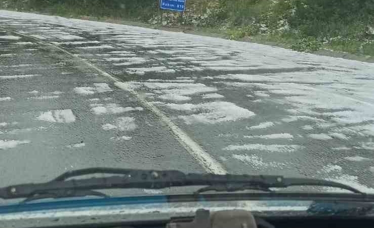 Mahya Dağı’nda doluya yakalanan araçlar benzinliğe sığındı