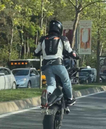 Maslak’ta grupça tek teker giden motosikletliler kamerada: Trafiği tehlikeye düşürdüler