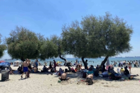 Menekşe Plajı’ndaki yoğunluk havadan görüntülendi