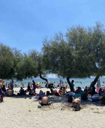 Menekşe Plajı’ndaki yoğunluk havadan görüntülendi