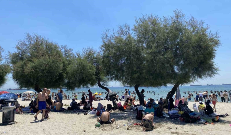 Menekşe Plajı’ndaki yoğunluk havadan görüntülendi