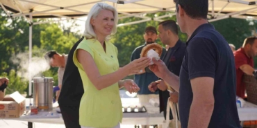 Mesaisine işçilere simit ikram ederek başladı