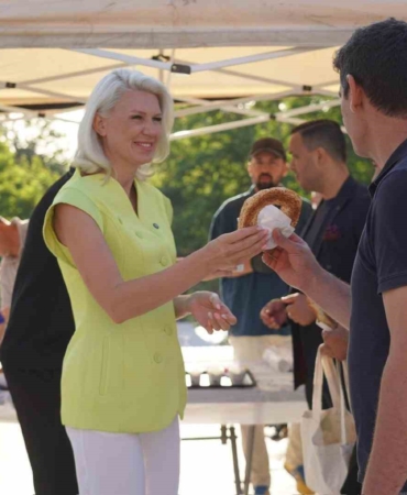 Mesaisine işçilere simit ikram ederek başladı