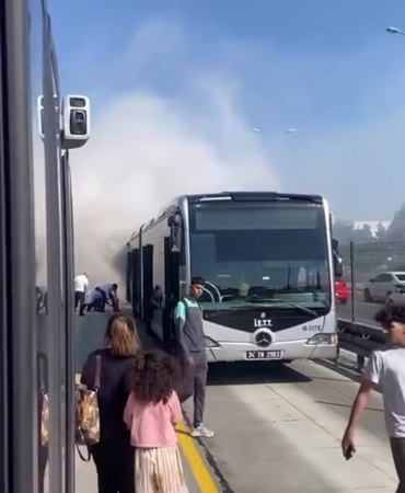 Metrobüste yangın paniği