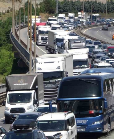 Meydana gelen kazada TEM Otoyolu’nda kilometrelerce araç kuyruğu oluştu