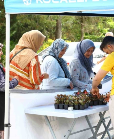 Mezarlık ziyaretleri için 20 bin çiçek dağıtıldı