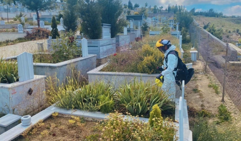 Mezarlıklar bayrama hazırlanıyor