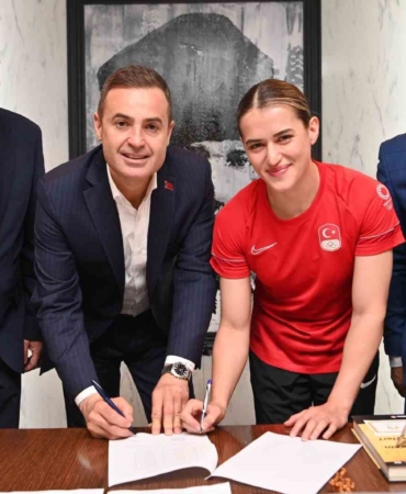Milli boksör Kahraman, Büyükşehir Belediyesi ile sözleşme imzaladı