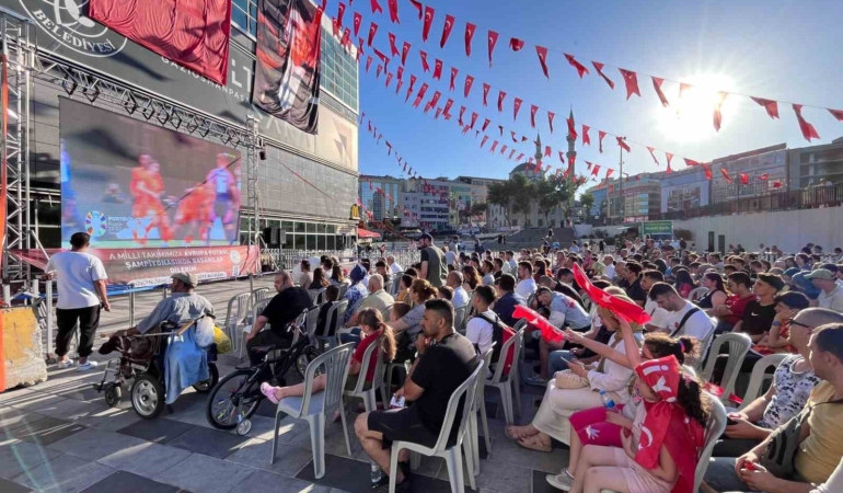 Milli maç coşkusu Gaziosmanpaşa’da yaşandı