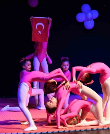 Minik cimnastikçilerden muhteşem gösteri
