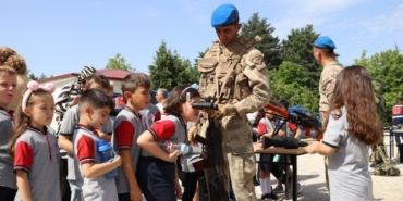 Minik öğrenciler jandarmanın çalışmalarına hayran kaldı
