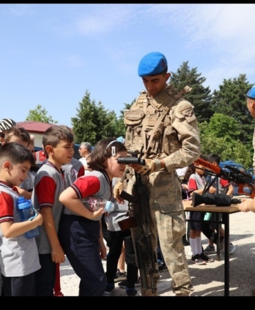 Minik öğrenciler jandarmanın çalışmalarına hayran kaldı