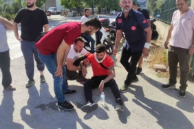 Motosiklet dönüş yapan otomobile çarptı