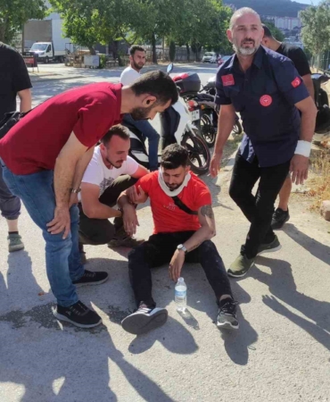 Motosiklet dönüş yapan otomobile çarptı