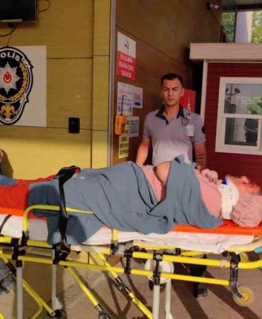 Motosiklet yayaya çarptı: 2 yaralı