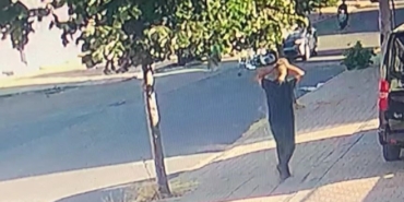 Motosikletin otomobille kafa kafaya çarpıştığı kaza kamerada