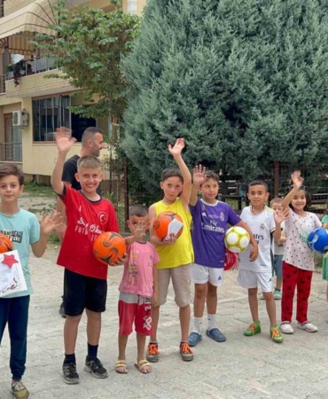 Muhtardan çocukların yüzünü güldüren hamle: Karneyi alana top ve anahtarlık hediye etti