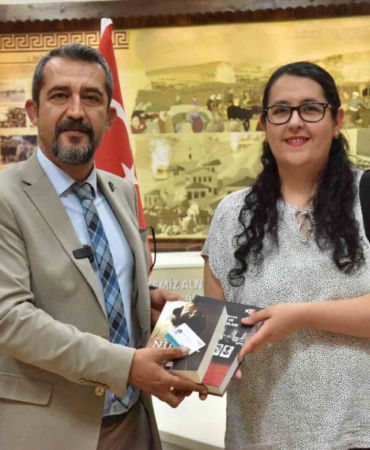 Müze kart ve kitaplar hediye edildi