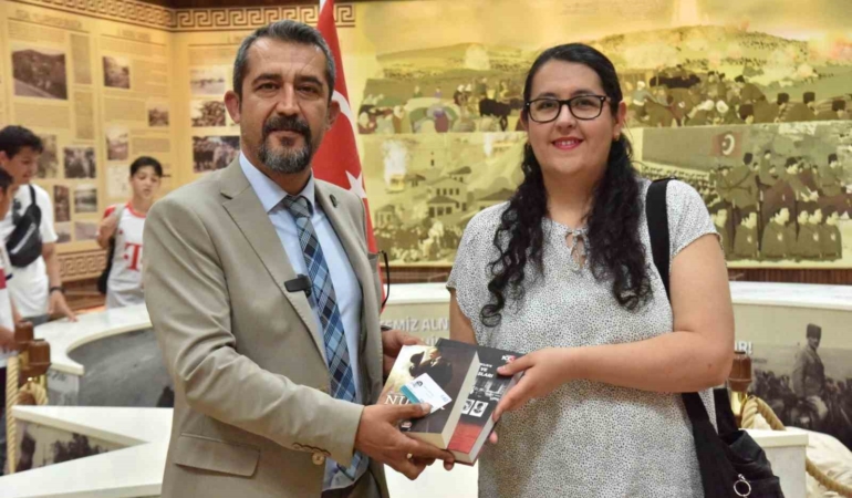 Müze kart ve kitaplar hediye edildi