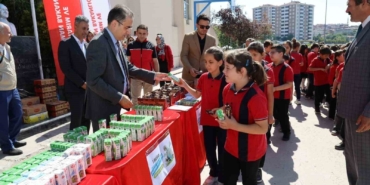 Öğrencilere süt ve kek ikram edilerek ‘Dünya Süt Günü’ kutlandı