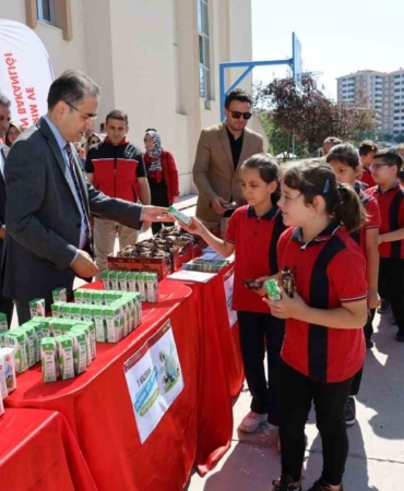 Öğrencilere süt ve kek ikram edilerek ‘Dünya Süt Günü’ kutlandı
