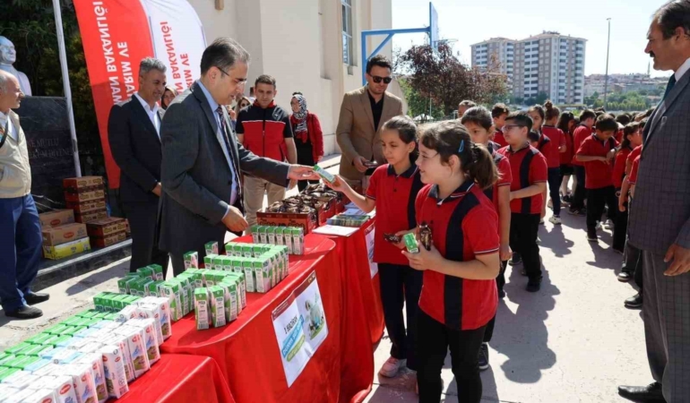 Öğrencilere süt ve kek ikram edilerek ‘Dünya Süt Günü’ kutlandı