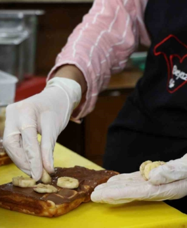 Okul hayatına ara vermek zorunda kalan çocuklar hobi atölyelerinde eğitim alıyor
