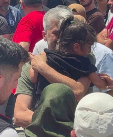 Öldürülen müdür yardımcısının iki çocuğundan babaya son bakış