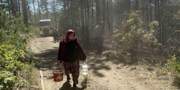 Orman yangınında yürekleri serinleten detay