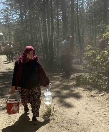Orman yangınında yürekleri serinleten detay