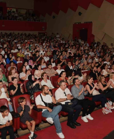 Osmangazi’de genç tiyatroculardan muhteşem sahne