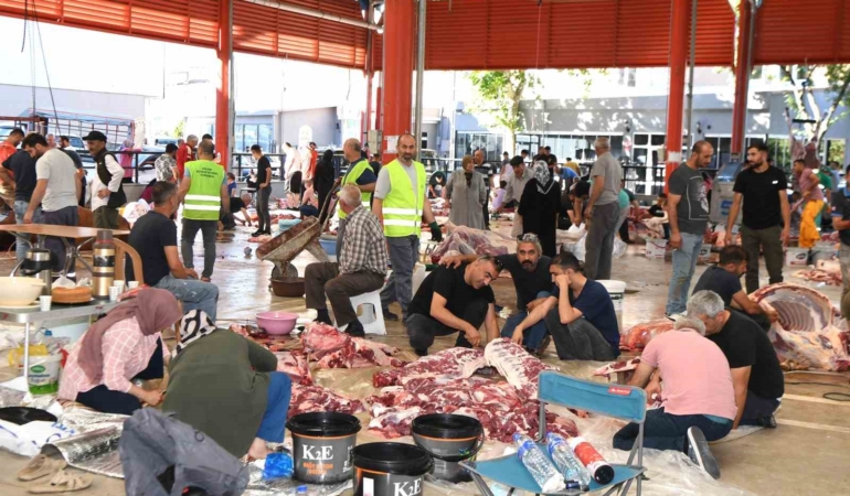 Osmangazi’de kurbanlıklar hijyenik ortamlarda kesildi