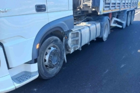 Otomobil kamyona arkadan çarptı: 2 yaralı