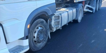 Otomobil kamyona arkadan çarptı: 2 yaralı