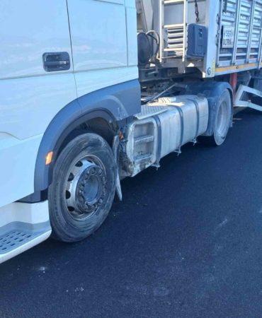 Otomobil kamyona arkadan çarptı: 2 yaralı