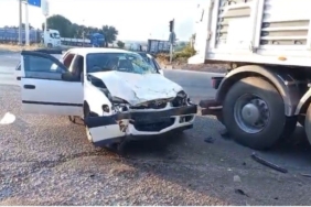 Otomobil kavşakta tıra çarptı