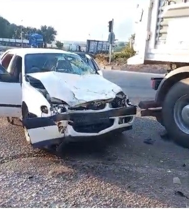 Otomobil kavşakta tıra çarptı