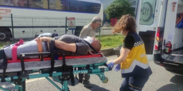 Otomobil motosiklete çarptı